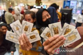 Emas Antam pada Senin (20/04/2026) anjlok Rp44.000 jadi Rp2,840 juta/gr