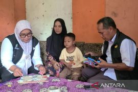 Kemensos melunasi biaya sekolah anak buruh pembuat arang di Temanggung