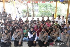 Hari Kartini, Polwan Polda Metro gelar edukasi dan baksos di Jakbar