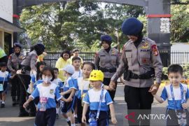 Brimob Polda Metro edukasi tugas kepolisian kepada anak-anak