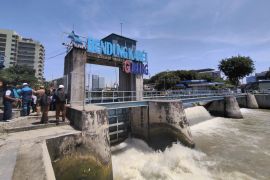 PJT I gelar flushing Kali Mas di Bendung Karet Gubeng Surabaya