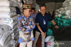 Tinjau Bulog, Gubernur pastikan ketersediaan pangan Kalteng aman