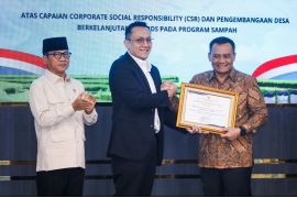 Gubernur Jateng menerima penghargaan kelola sampah dari Kemendes PDT