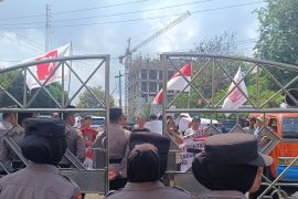 Massa LSMB datangi PN tuntut usut tanda tangan palsu kasus SPAM