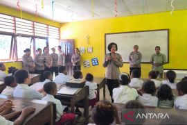 Polwan bagikan 100 tas sekolah untuk siswa SDI Mandopi Manokwari