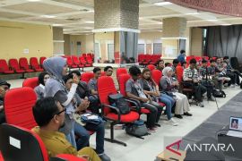 Peserta pelatihan antusias mengikuti pelatihan penulisan skenario film di Padang