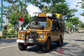 Peserta reli internasional Camel Trophy menjelajahi daratan Kalimantan