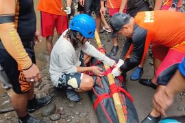 Tim SAR evakuasi jasad pelajar yang hilang di Air Terjun Tiu Bombong