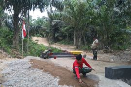 TNI rampungkan pembangunan jembatan, pulihkan akses warga Aceh Tamiang