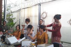 Hari Kartini, warga binaan asing ikut pelatihan salon di lapas perempuan Bali