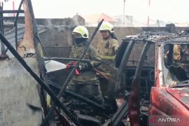 Bengkel di Cengkareng ludes dilahap api dari pembakaran sampah