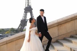 Tanpa MUA, Jennifer Coppen tetap memukau di sesi prewedding dengan Justin Hubner di Paris