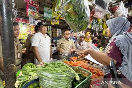 Pemkot Jaktim tinjau langsung harga dan stok pangan di enam pasar