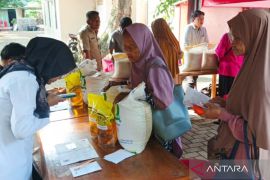 1.598 warga Cilangkap dapat bantuan beras dan minyak goreng