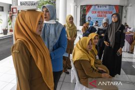Pemeriksaan kanker serviks bagi perempuan di Hari Kartini