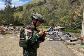 Satgas Yonif 511 periksa listrik pasca-kebakaran di Lanny Jaya