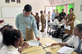 Gibran soroti penerangan minim saat tinjau Sentra Pendidikan Mimika