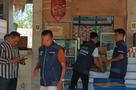 Dispar Mataram segel lapak PKL tak bayar retribusi sewa