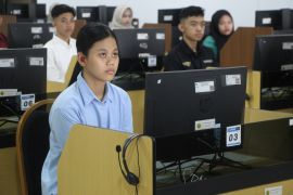 Peserta difabel gunakan alat bantu pendengaran saat UTBK SNBT di Unej