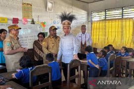 Wapres Gibran tinjau MBG dan fasilitas kesehatan di Yahukimo