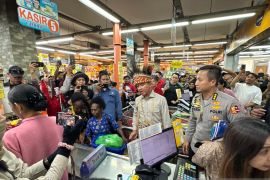 Wapres Gibran ajak Mama Papua belanja di supermarket