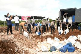 Polda NTT musnahkan 6.381 liter minuman keras Ilegal.