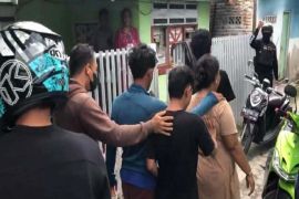 Polisi dilempari batu saat gerebek lokasi dugaan narkoba di Palu