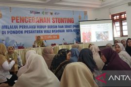 Dinkes Kediri edukasi PHBS kepada santri putri