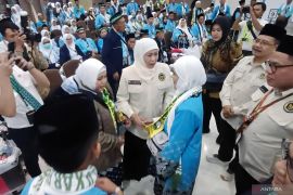 Gubernur Khofifah lepas kloter pertama JCH Embarkasi Surabaya