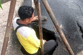 Bina Marga perbaiki aspal amblas di Ciganjur
