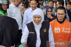 Khofifah salurkan sembako dan BBM gratis bagi ojek daring di Malang