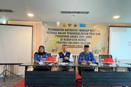 Puluhan nakes di Maros dilatih respons cepat KLB campak