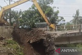Bupati Bogor targetkan perbaikan 14 jembatan yang putus tuntas sebelum Idul Adha