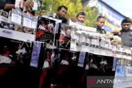 Bea Cukai Makassar menyita 17,8 juta batang rokok ilegal