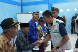 PLN hadirkan kepedulian bagi 15 lansia dhuafa di Lombok Timur