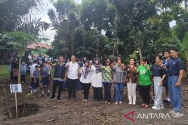 Peringati Hari Bumi, siswa SMP di Mentok tanam pohon lokal
