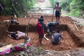 Kodim 0409 Rejang Lebong Bengkulu bangun dua Jembatan Gantung Garuda