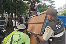 31 bangunan liar di bantaran Cengkareng Drain Jakbar dibongkar petugas