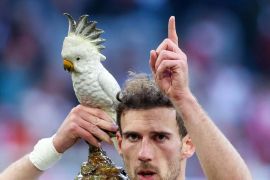 Patung kakatua simboli mesranya ruang ganti Bayern Muenchen