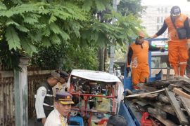 Petugas gabungan sita lapak PKL dari enam ruas jalan di Kebon Jeruk