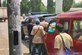 Polisi tangkap dua sopir angkot di Ciracas usai pecahkan kaca mobil