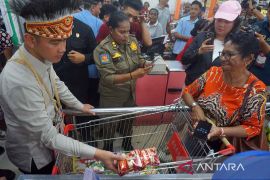 Peringati Hari Kartini, Gibran ajak Mama Papua belanja di supermarket