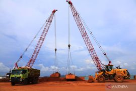 Aktivitas bongkar muat nonpetikemas di Pelabuhan Kijing
