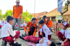 Perayaan Hari Kartini, siswa SDN Patemon 02 berlatih evakuasi dan edukasi hadapi ular