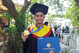 Angkat tesis kinerja polsek, anggota Polda Jatim raih cumlaude