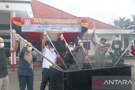 Kejari Pasaman Barat musnahkan barang bukti dari 47 perkara (Video)