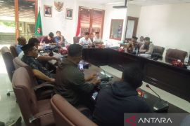 DPRD Maluku minta bukti laporan kasus 300 kaleng sianida