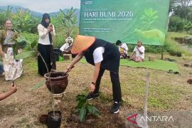 Peringati Hari Bumi Sedunia PT TWB tanam 100 pohon gayam di bantaran Sungai Sileng
