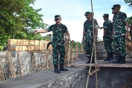 Pangdam II/Sriwijaya tinjau pembangunan Jembatan Kampung Dul Babel