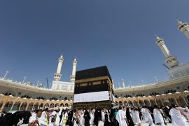 Menenun pengabdian di Tanah Suci